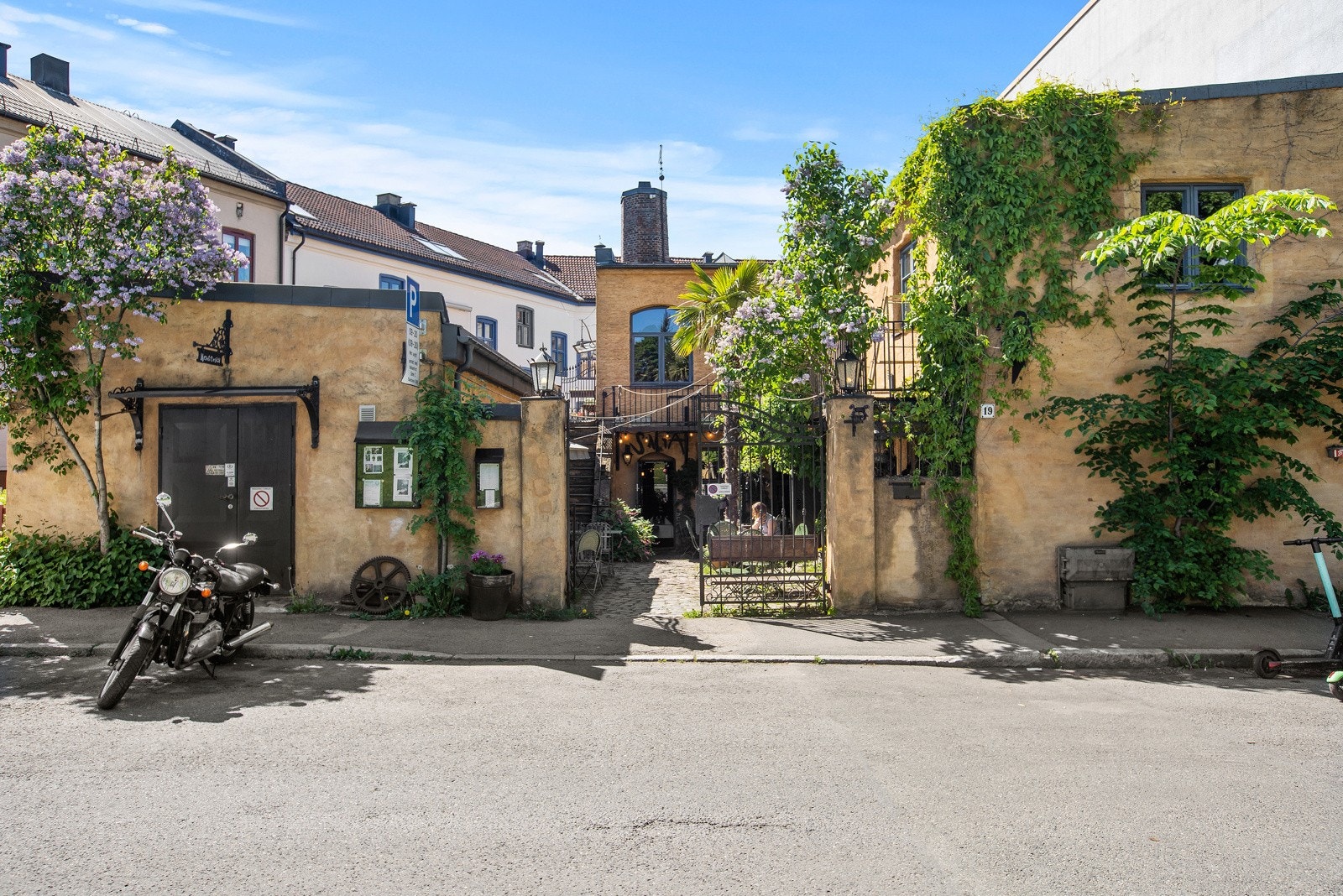Den kulinariske perlen Smia restaurant på Vålerenga ligger i gangavstand fra boligen. Galleribilde