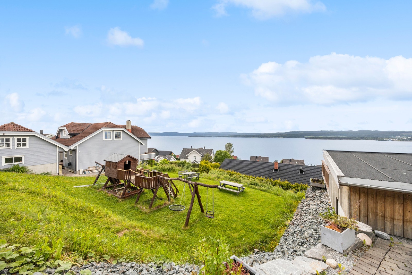 Fellesareal med lekeplass like ved boligen Galleribilde