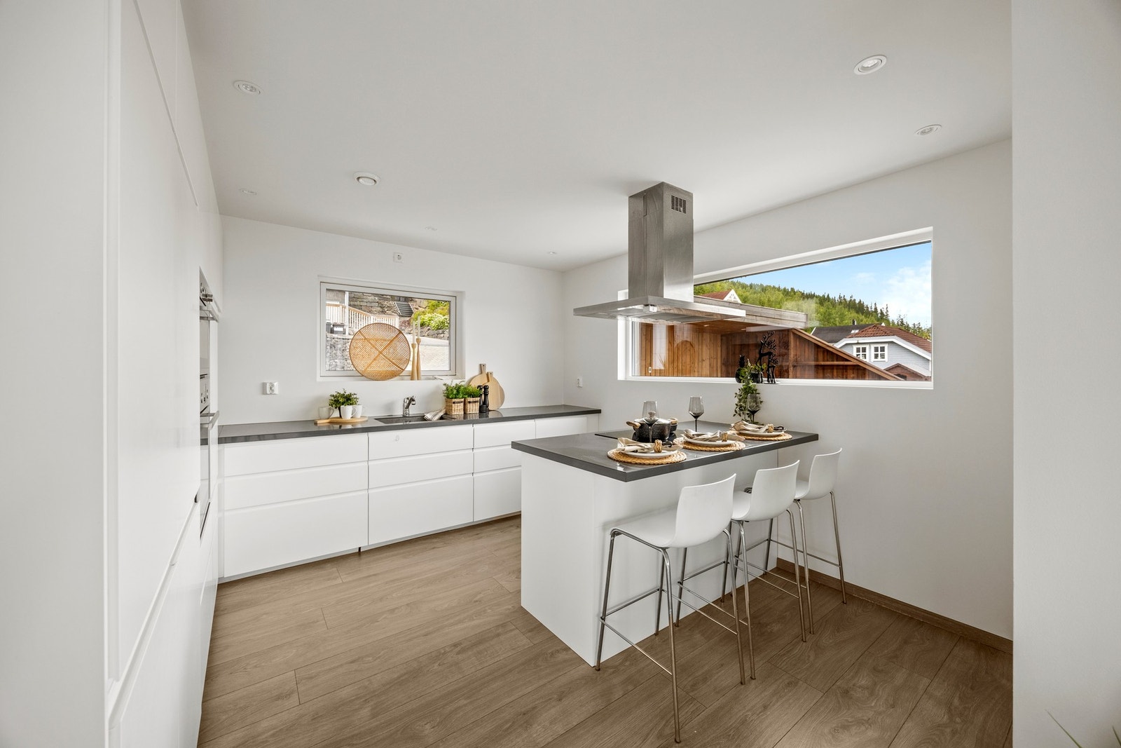 Kjøkken - 13,5 kvm. Stilren og tidløs innredning med praktisk utforming Galleribilde