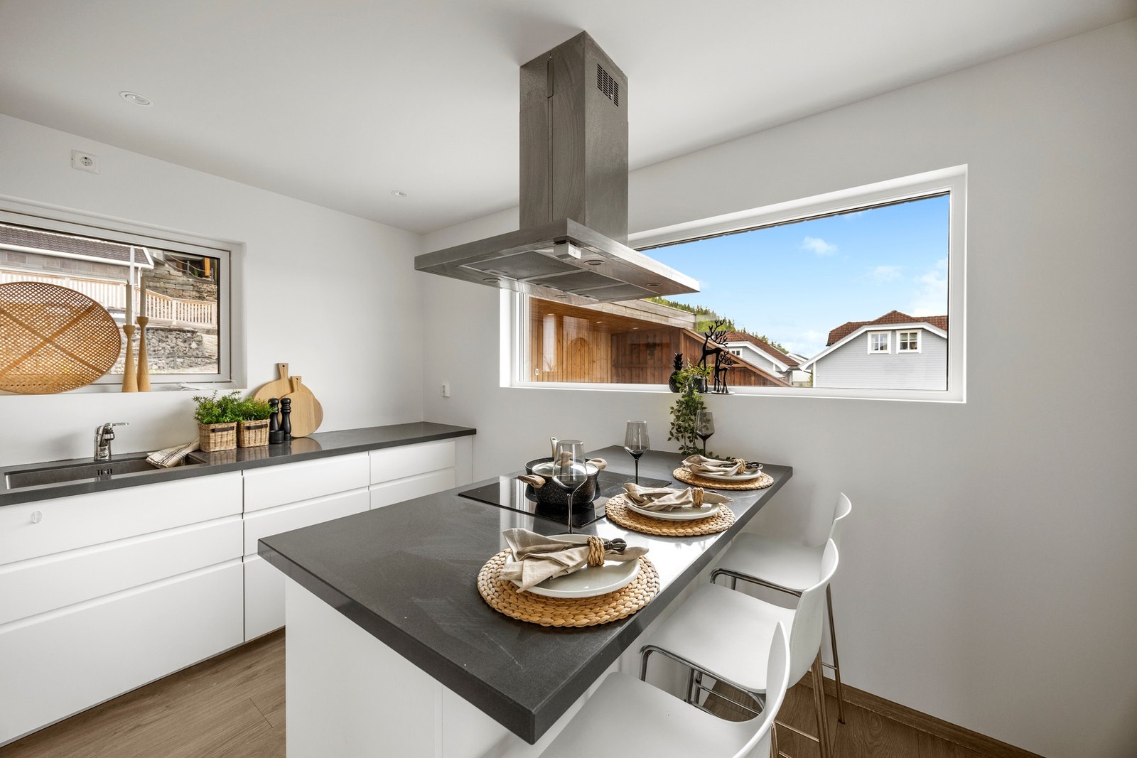 Du kan fint holde på på kjøkkenet, samtidig som du underholder dine gjester ved kjøkkenøyen Galleribilde