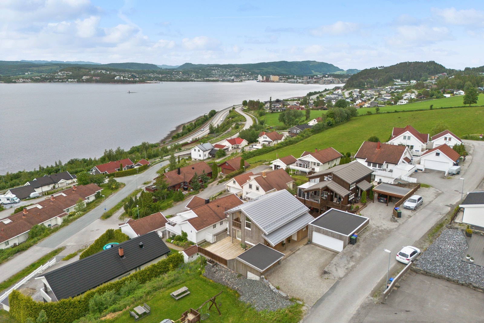 Beliggenheten er ideell for barnefamilier, med kort veg til barnehage og barneskole på Lø. Galleribilde