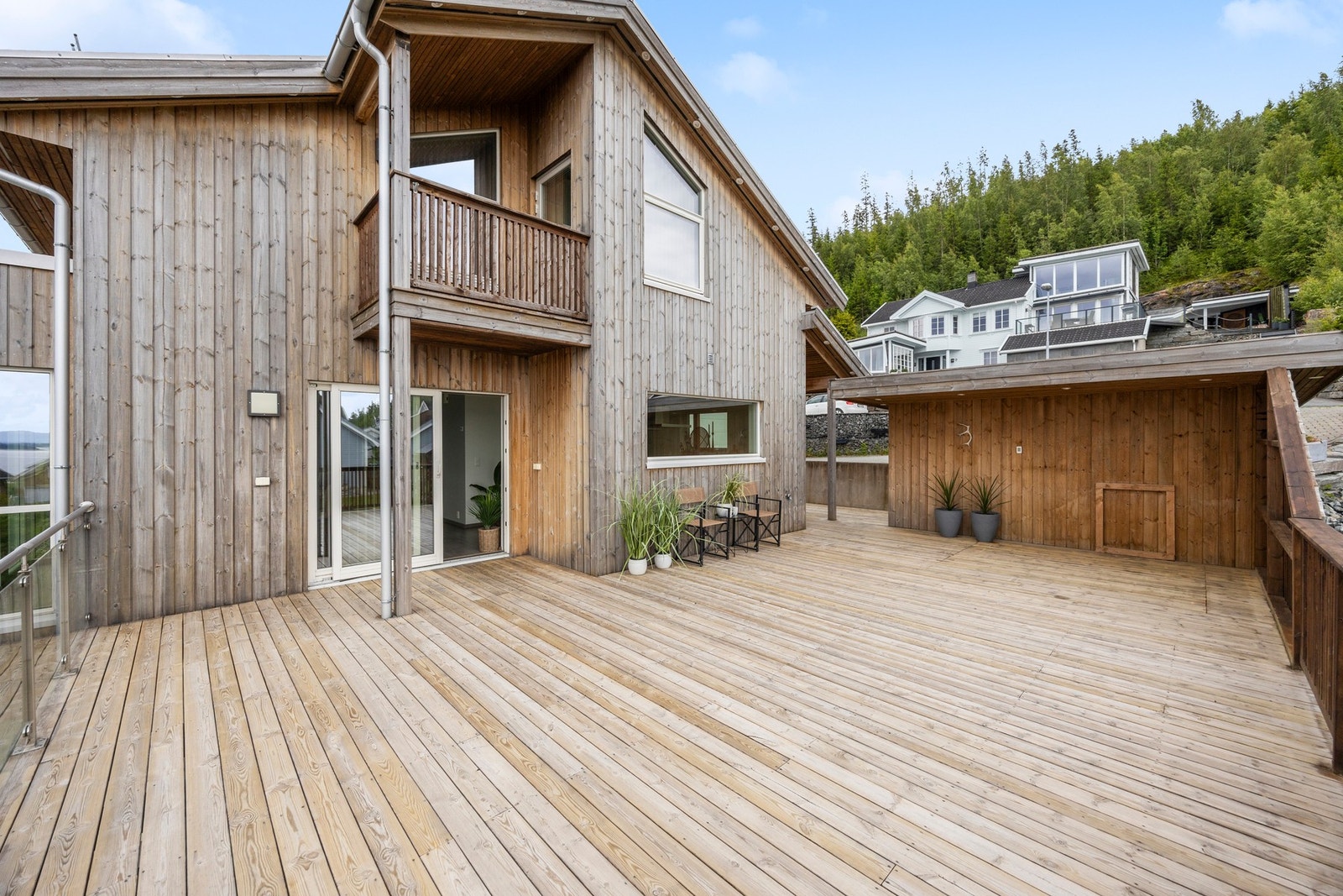 Romslig terrasse på hele 84 kvm. Her passer det ypperlig å innrede med grill og en koselig lounge, hvor sommerkveldene kan nytes Galleribilde