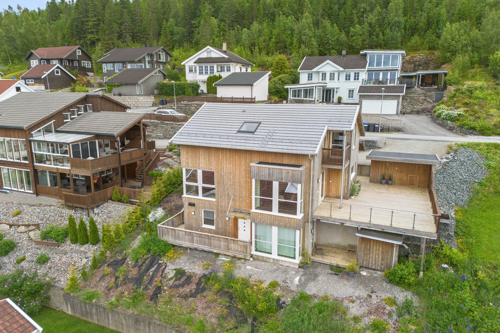 Boligen bader i sol og har en svært hyggelig uteplass Galleribilde