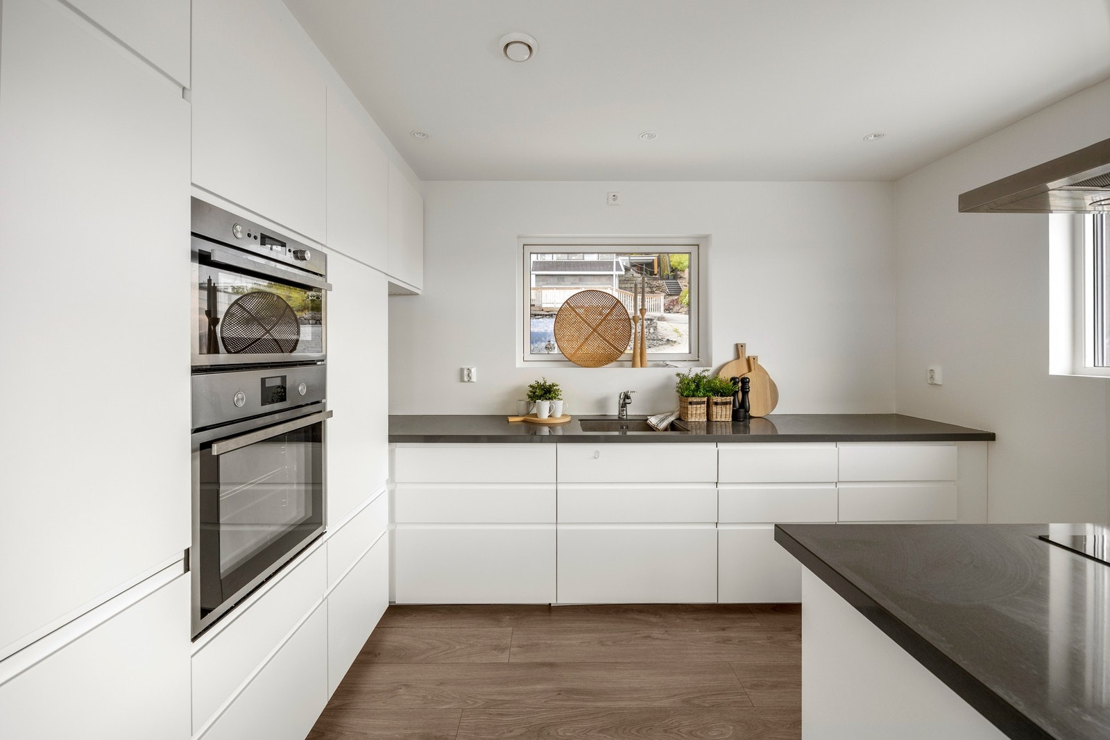 Generøst med både benk- og oppbevaringsplass. Galleribilde