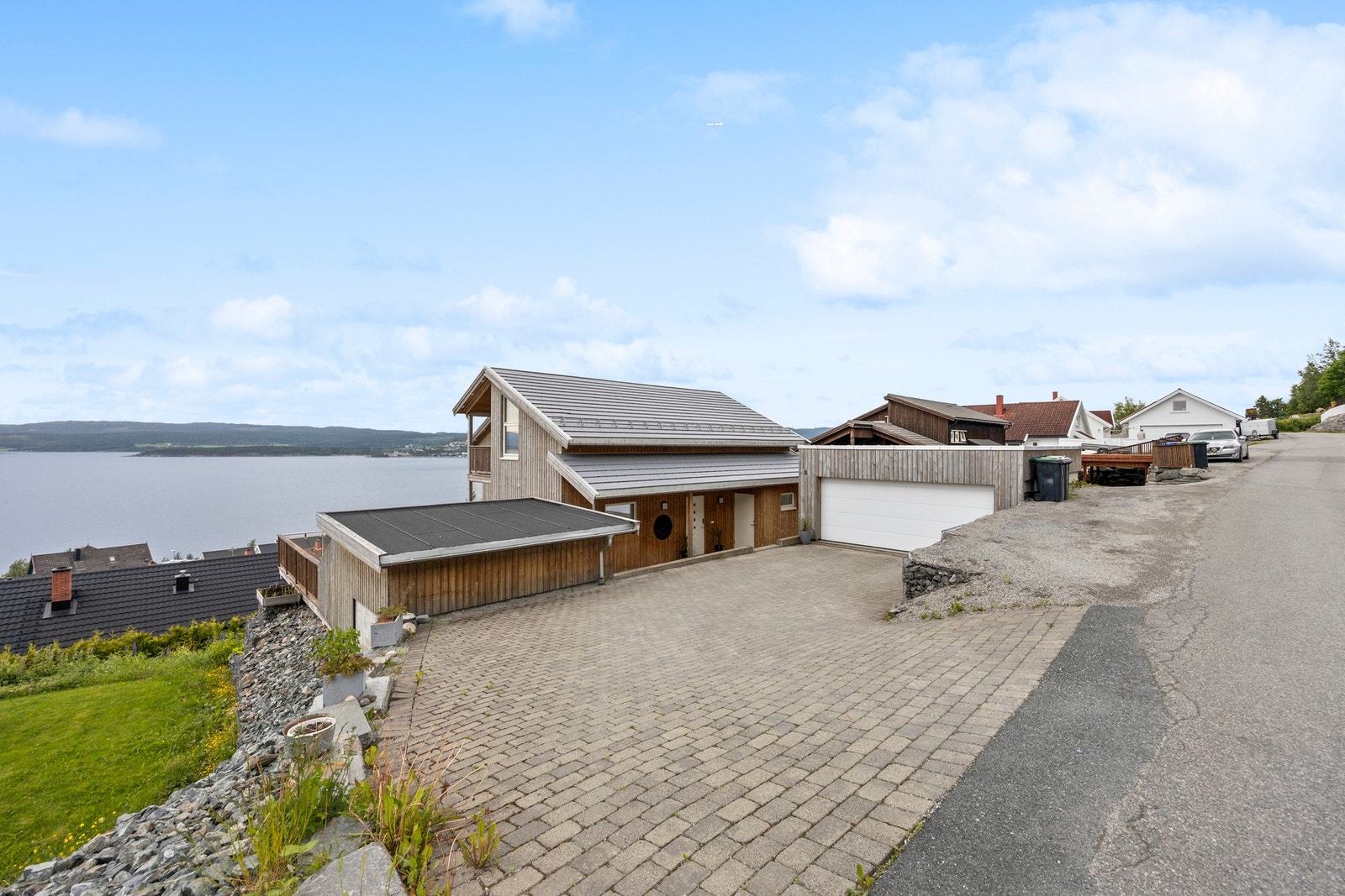 Steinbelagt gårdsplass gir et godt førsteinntrykk av eiendommen. Galleribilde