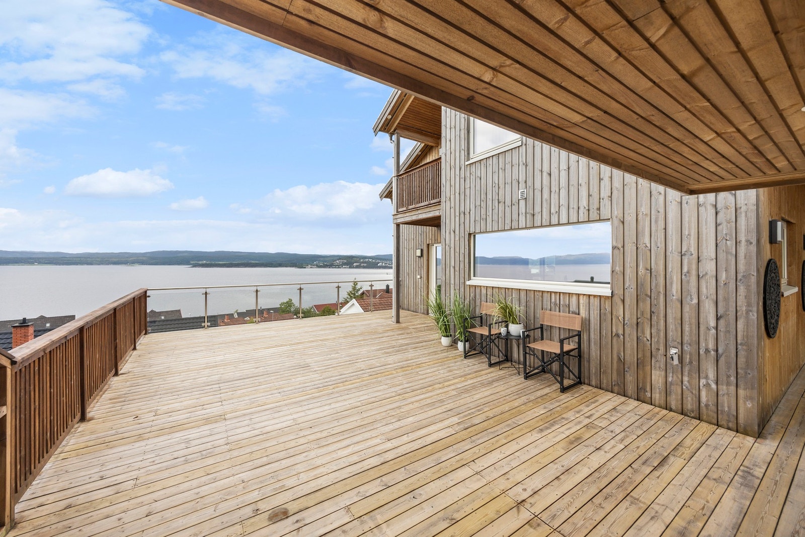 Innerste del av området har takoverbygg i tilknytning til uteboden Galleribilde