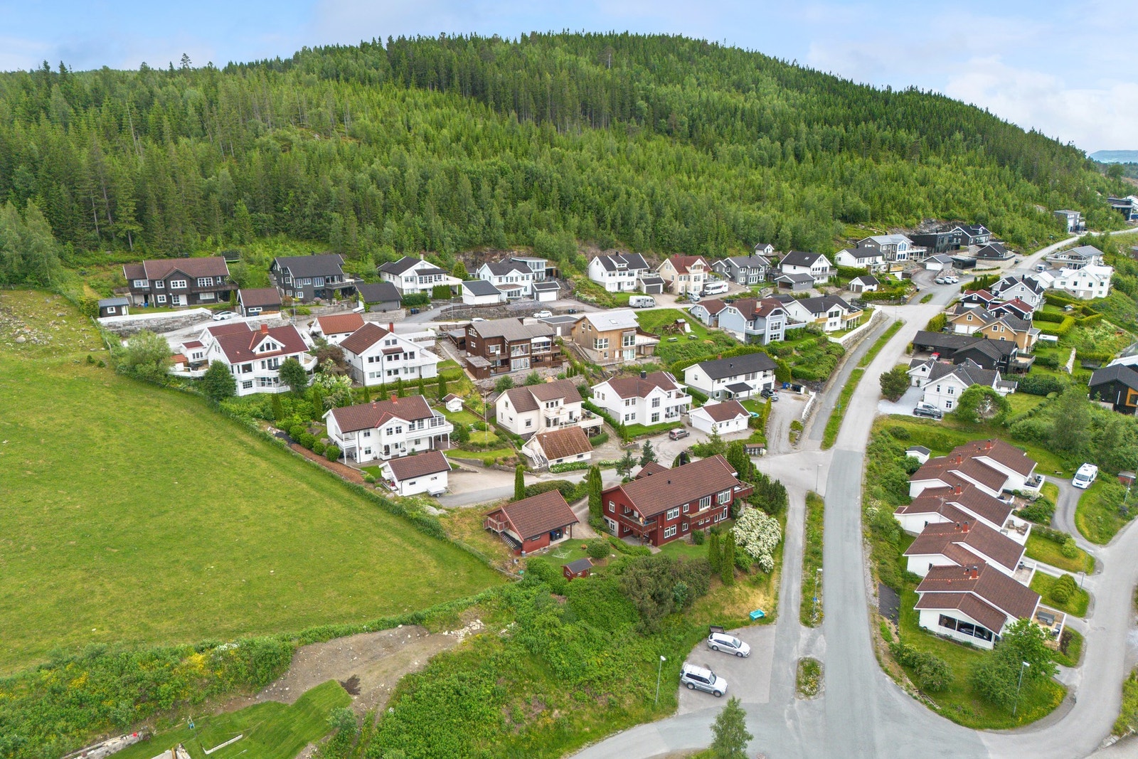 I nærområdet finner du ballbinge, turstier til utsiktspunkt og grillplass Galleribilde