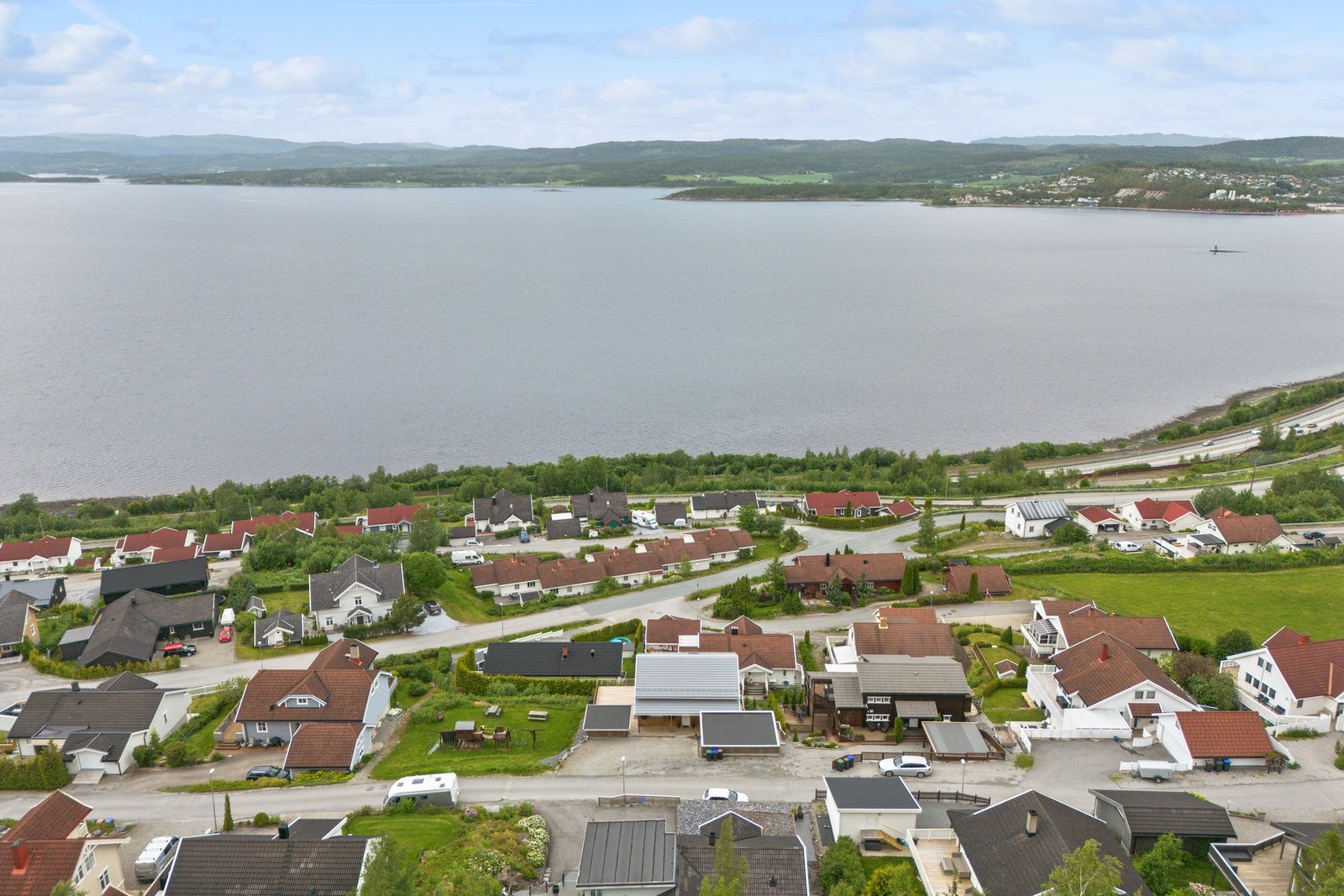 Kort vei til sjøen gir gode muligheter for både bading og fiske. Galleribilde
