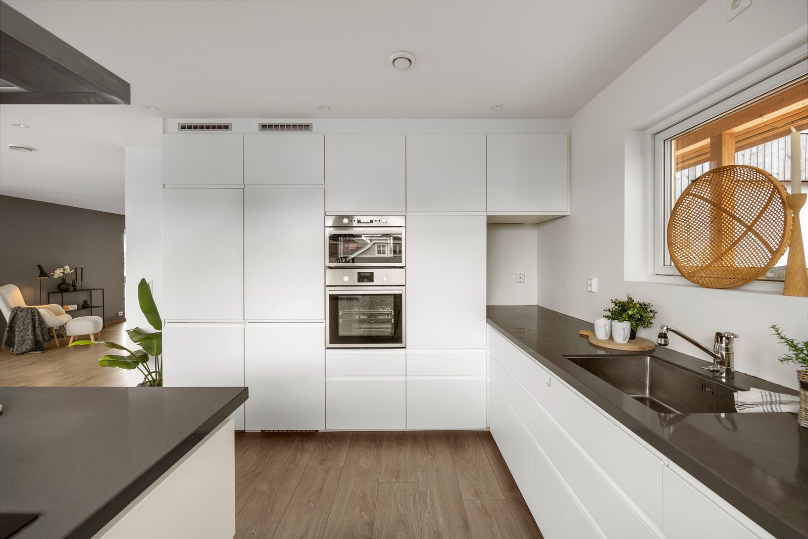 Det er integrert oppvaskmaskin, stekeovn, kjøl-/fryseskap og platetopp. Galleribilde