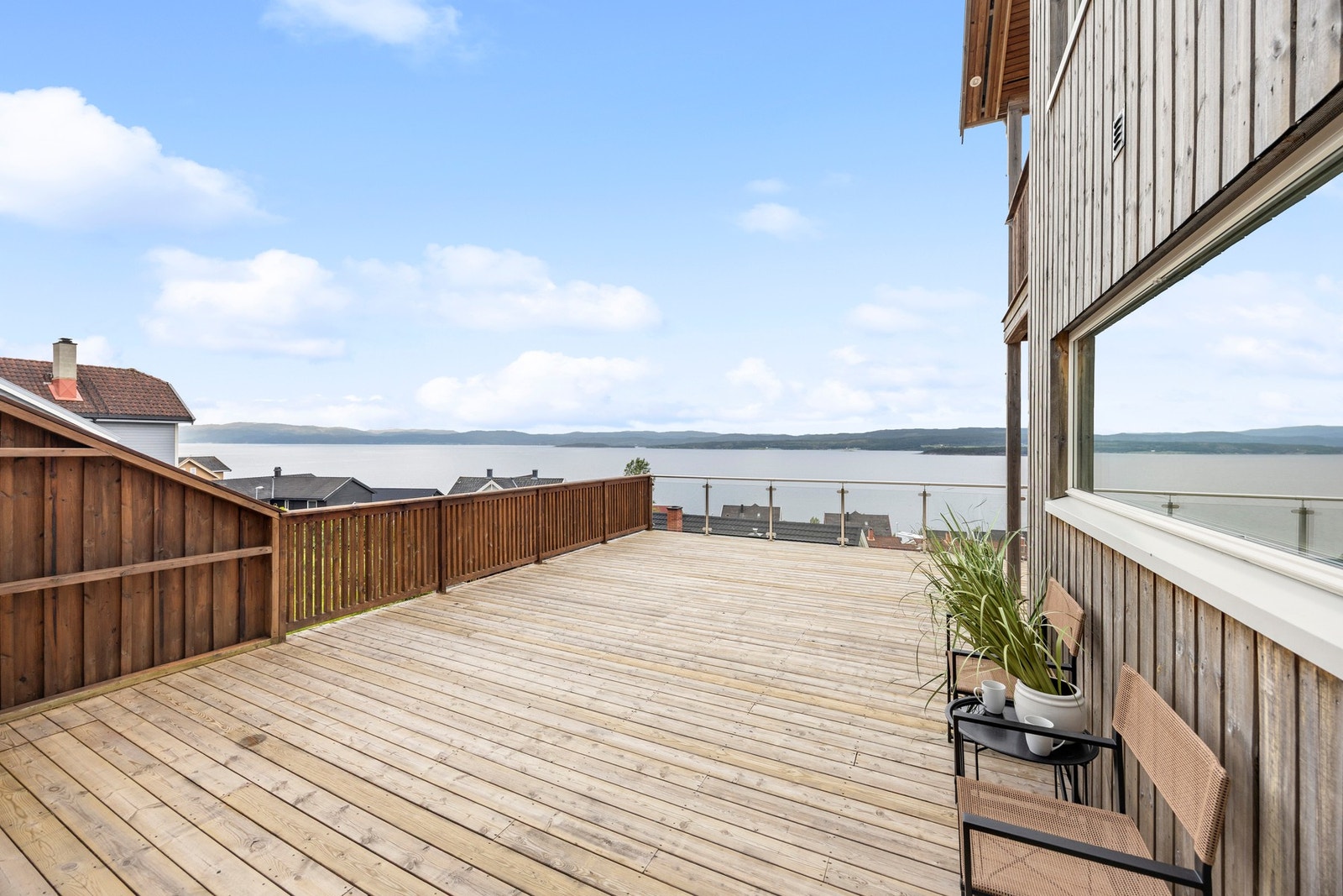 Utearealet blir et naturlig oppholdssted og en god utvidelse av eiendommen! Galleribilde