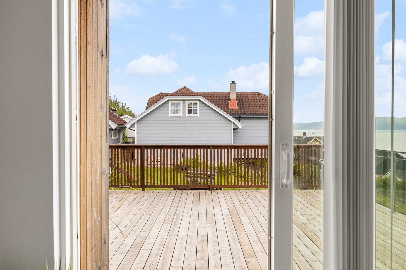 Fra stue/kjøkken er det utgang til terrasse Galleribilde