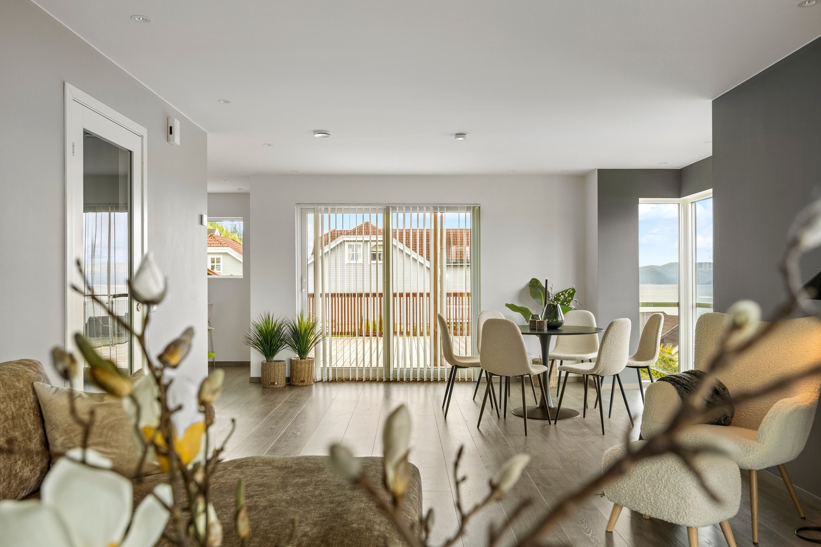 Strategisk plasserte downlights sørger for god grunnbelysning Galleribilde