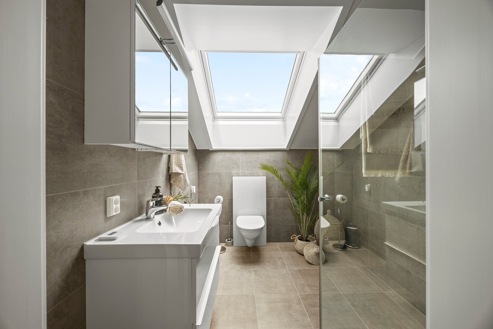 Bad - 5 kvm. Flislagte overflater med gulvvarme. Utstyrt med servantskap, toalett og dusj. Galleribilde