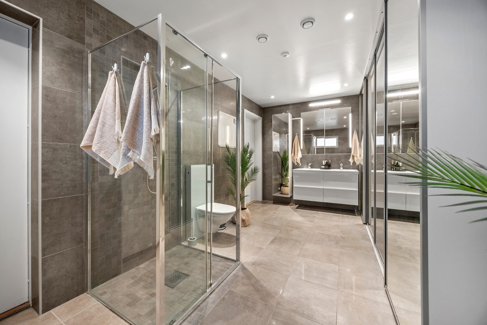 Bad/vaskerom - 15,5 kvm Også her er det tatt gode flis- og materialvalg som gir et eksklusivt preg. Galleribilde