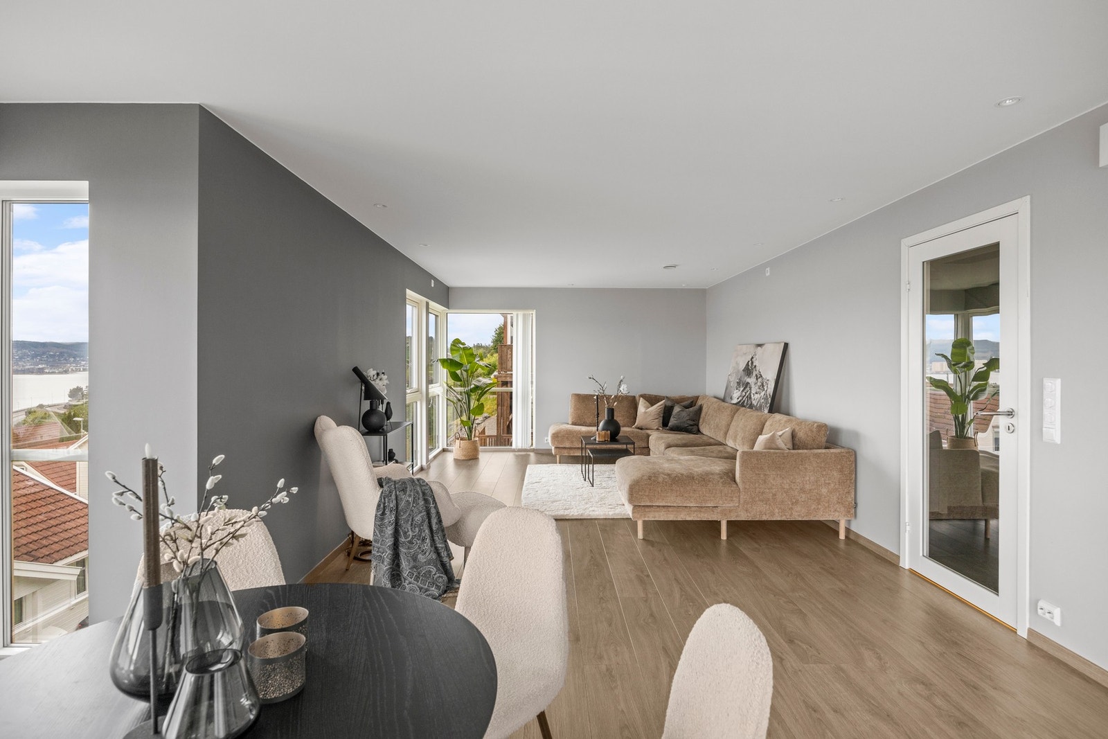 Stue - 36 kvm. Stue og kjøkken har varme i gulv. Gjennomgående høy standard. Galleribilde