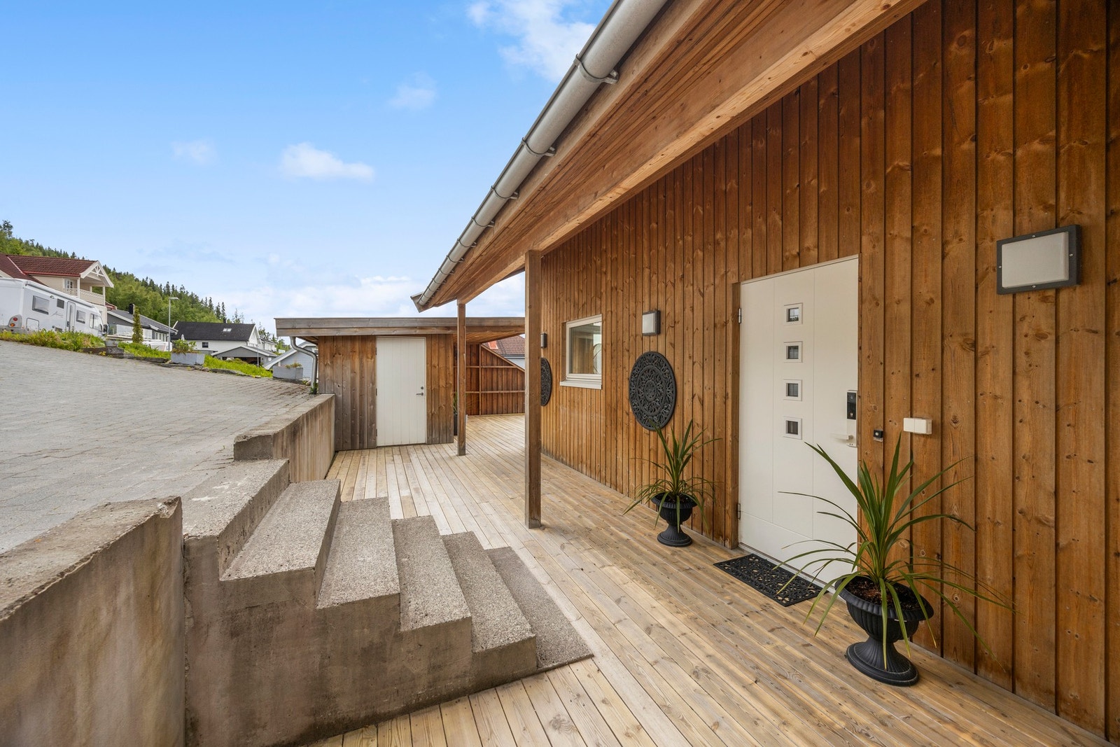 Inngangsparti med terrasse og betongtrapp. Galleribilde