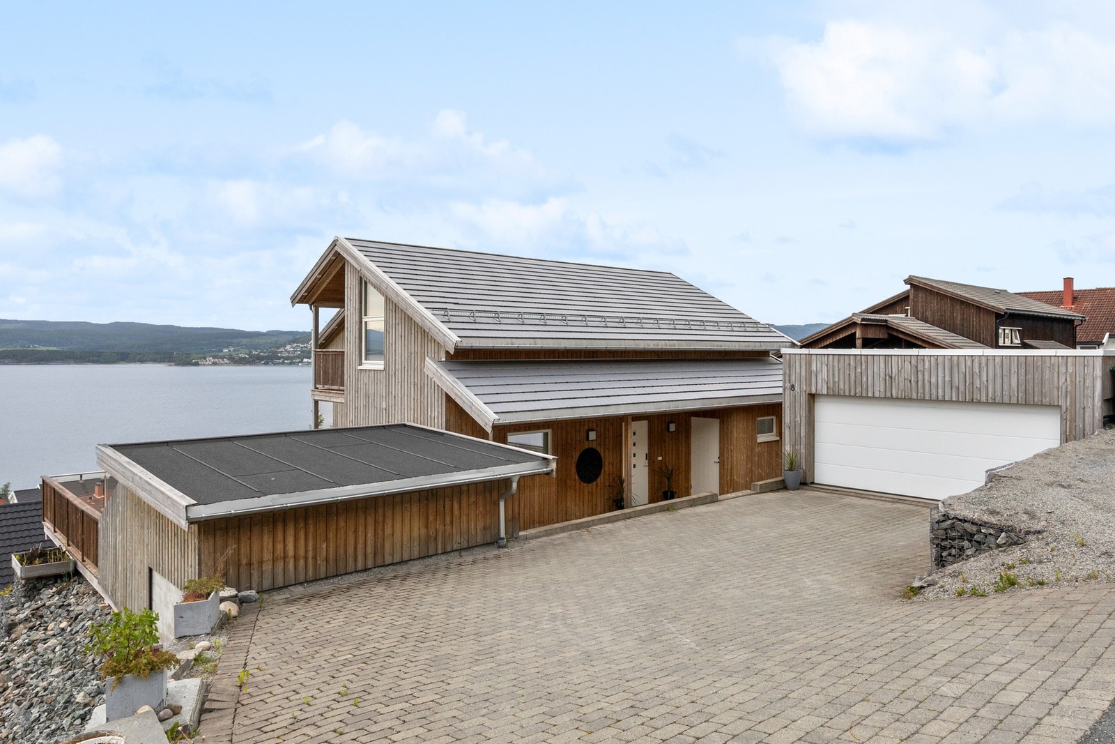 Moderne enebolig oppført i slitesterke og vedlikeholdsvennlige materialer. Galleribilde