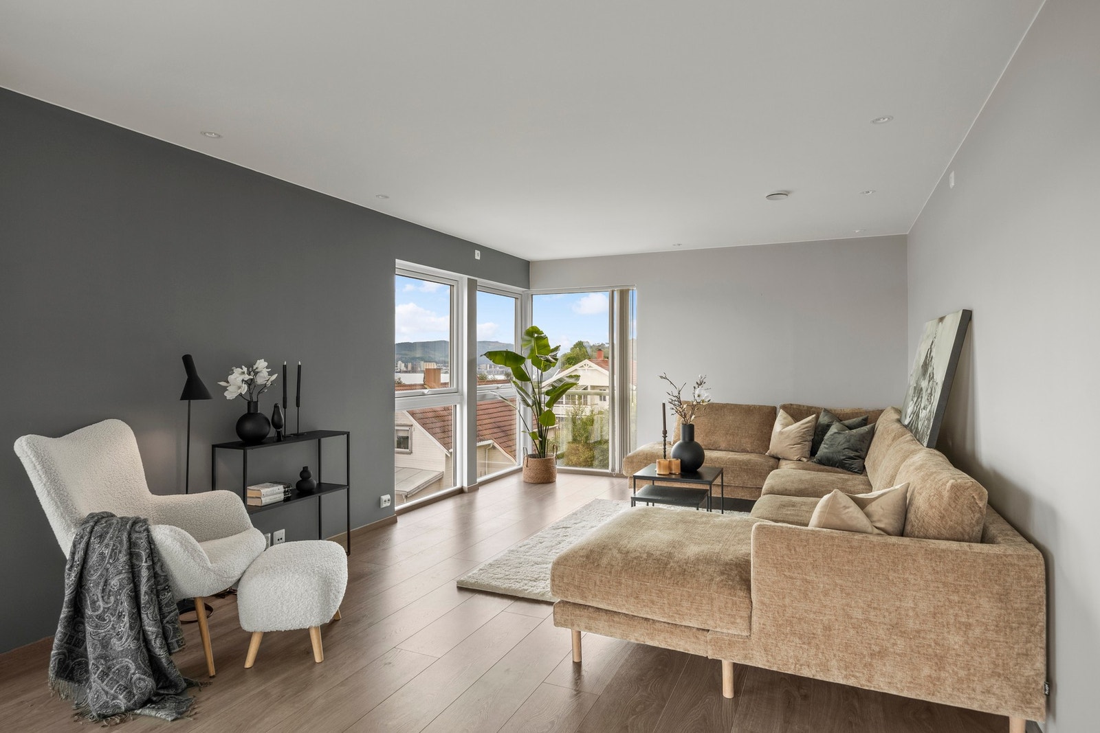 Praktisk planløsning med definerte møbleringssoner Galleribilde