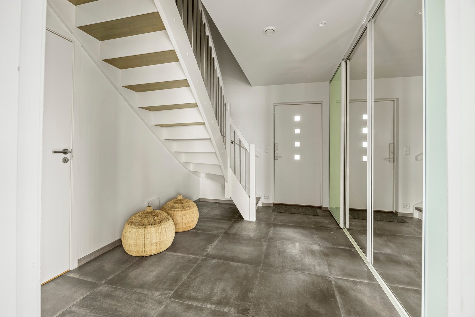 Hall/entré - 12,5 kvm. Praktisk skyvedørsgarderobe med oppbevaringsplass Galleribilde