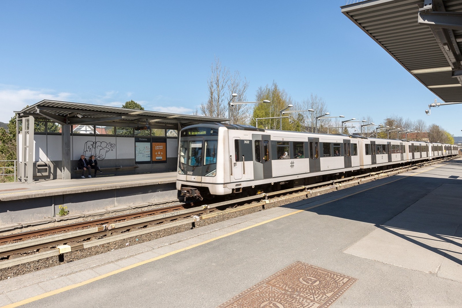 Risløkka T-banestasjon med linje 4 og 5. Seks minutter til Carl Berner og tretten til Stortinget. Galleribilde