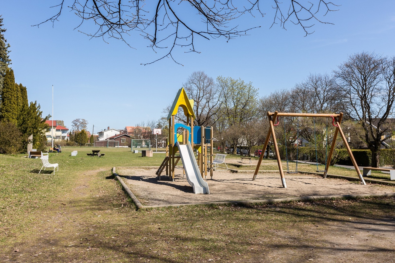 Lekeplassen Leker'n: en kort trehjuls-sykkeltur unna. Galleribilde