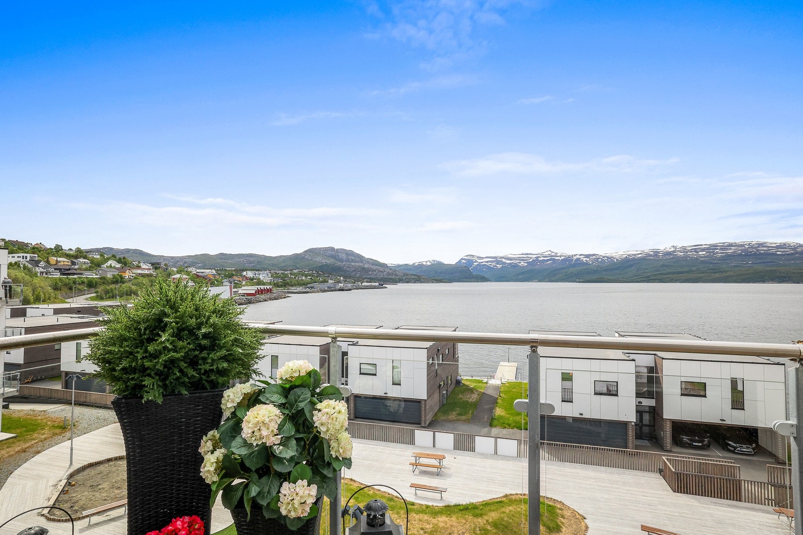 Flott utsikt fra terrasse Galleribilde