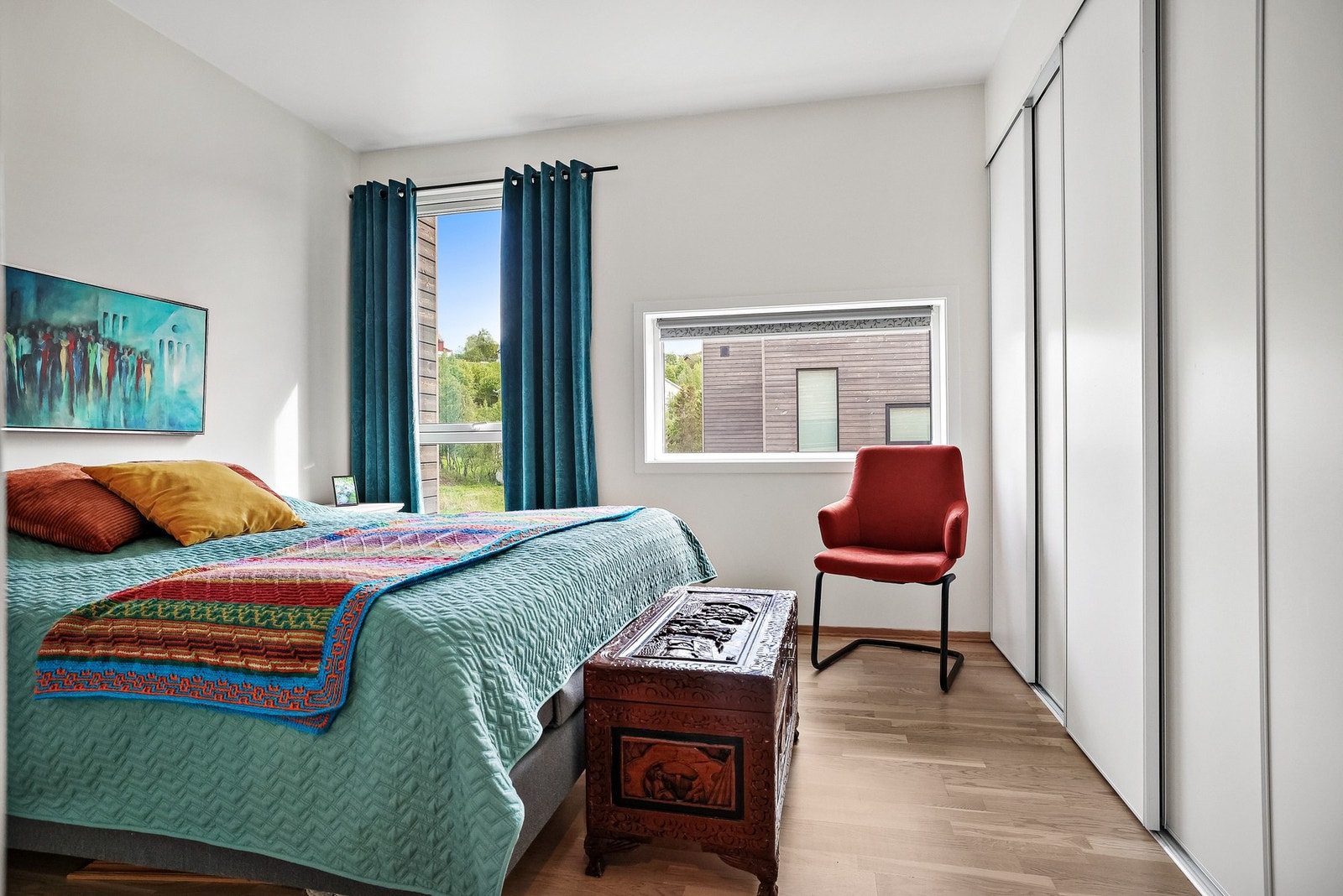 Soverommet har en romslig skyvedørsgarderobe Galleribilde