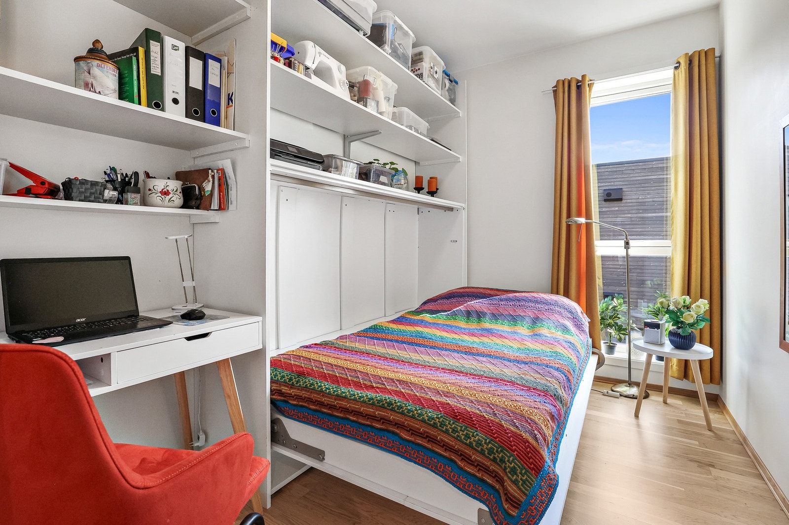 Plassbygd seng som kan felles ned. Galleribilde