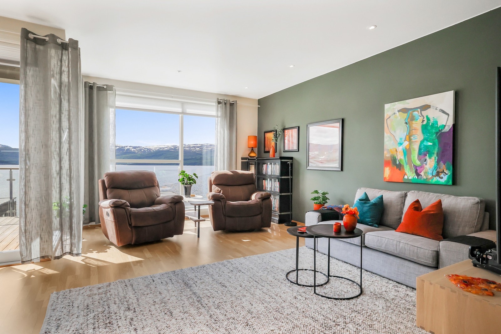 Stue med god plass for møblering Galleribilde