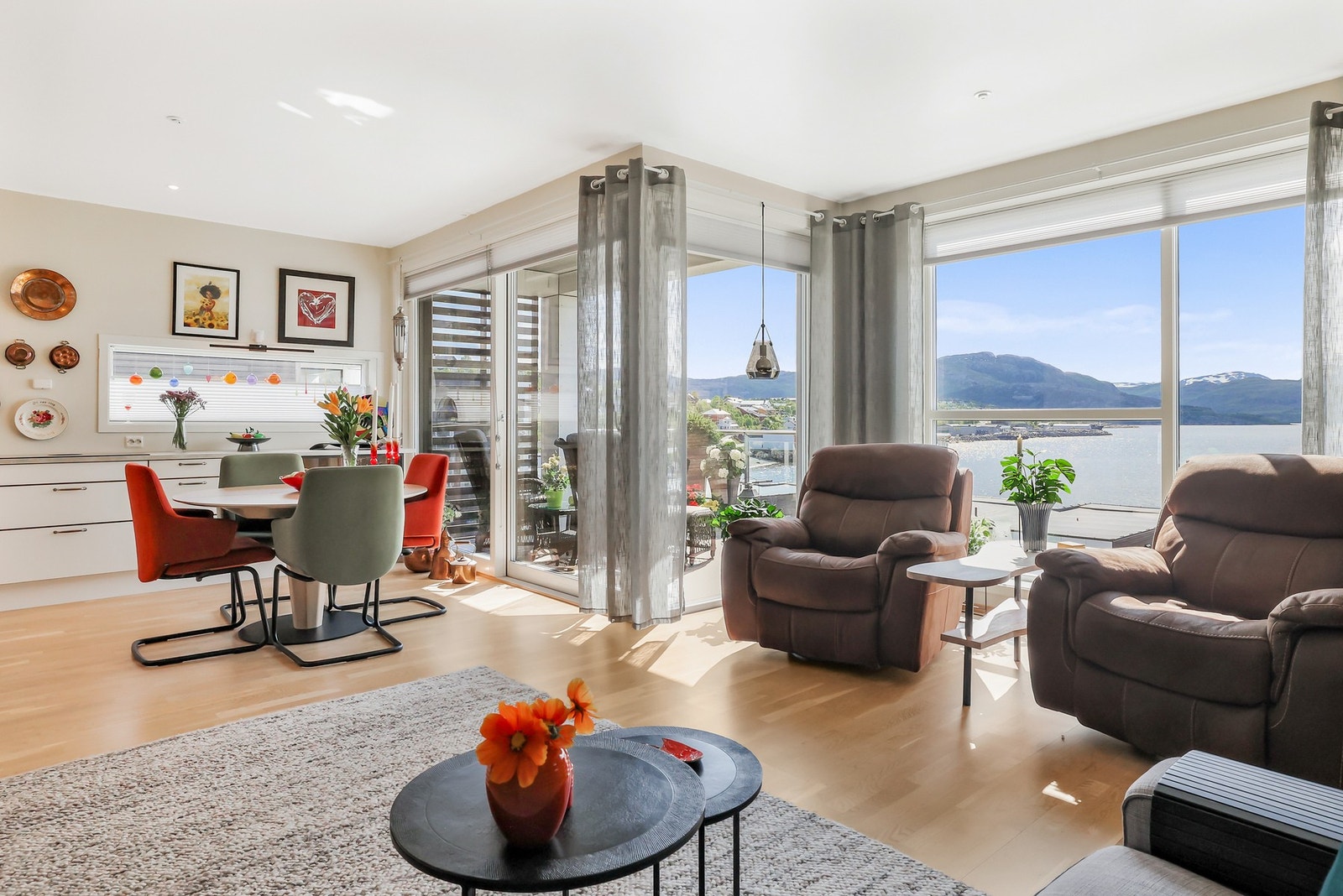 Stue mot kjøkken Galleribilde