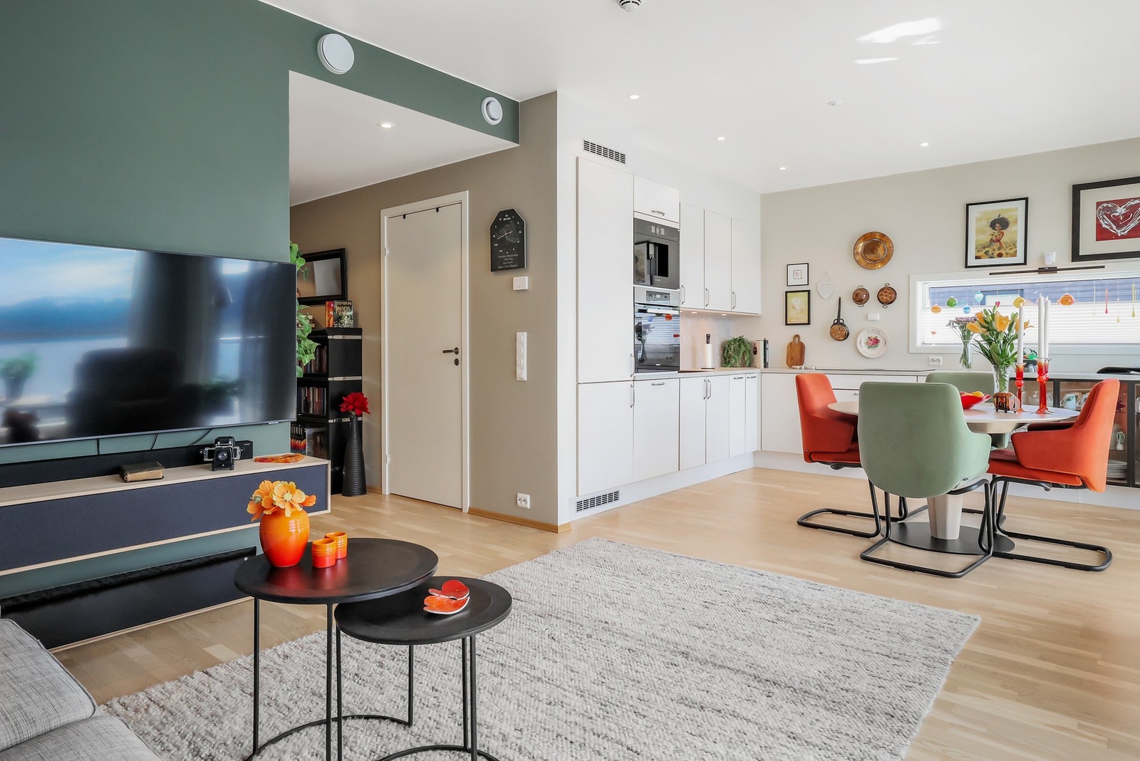 Stue mot kjøkken Galleribilde