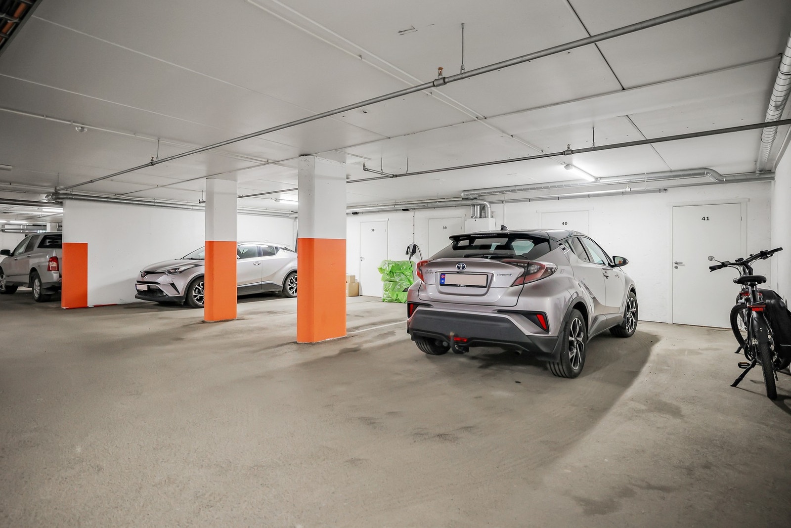 Plass for to biler i parkeringskjeller Galleribilde
