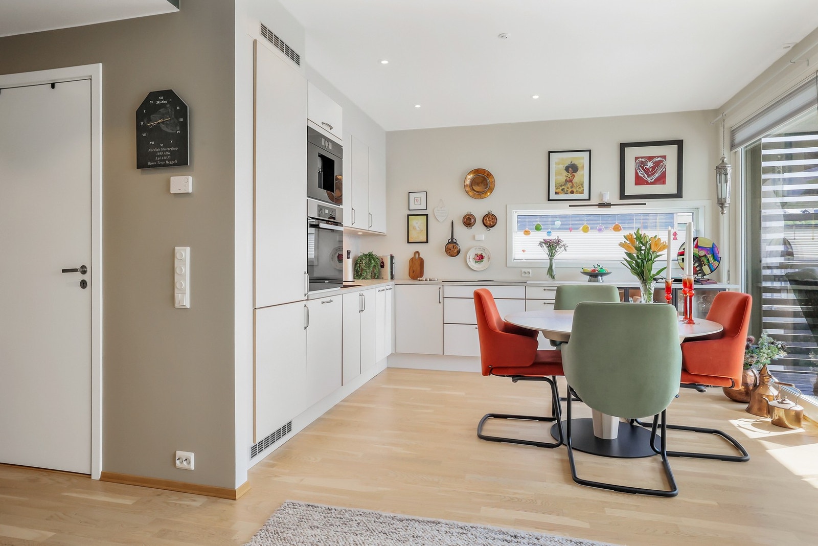 Påkostet kjøkken med bl.a. Bora platetopp med integrert vifte, quooker, integrert kaffemaskin osv. Galleribilde