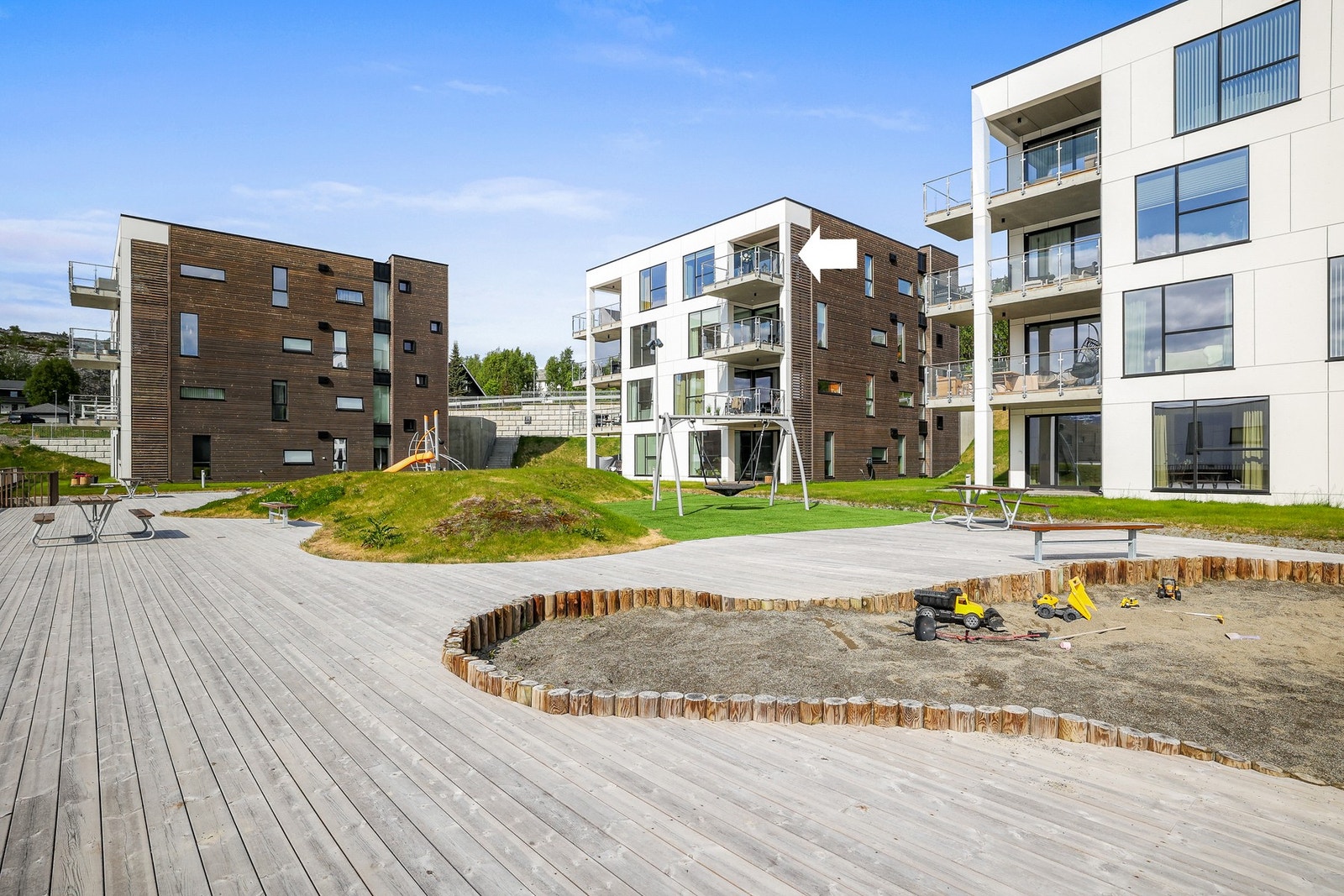 Leiligheten kan friste med en solrik balkong med nydelig sjøutsikt Galleribilde