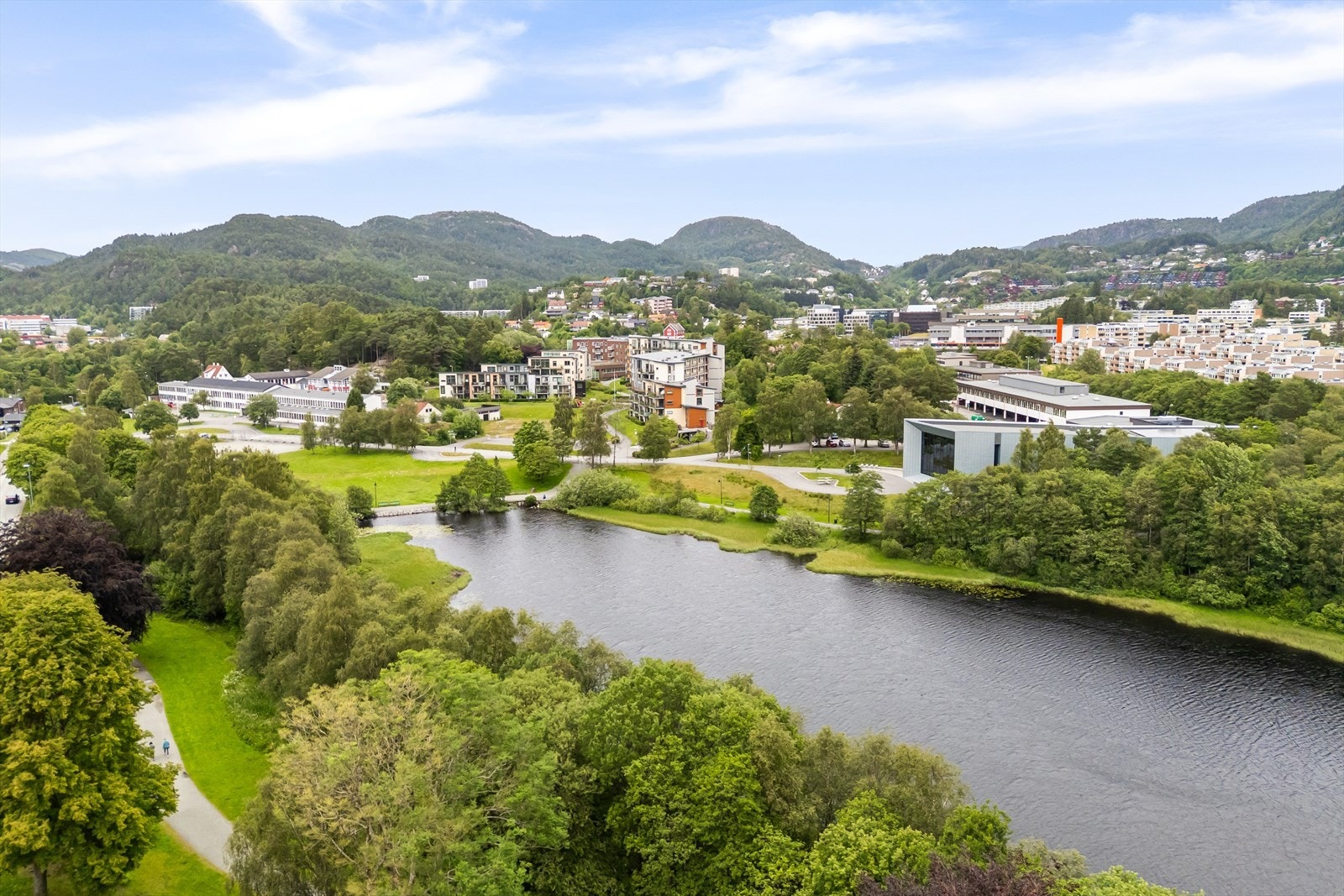 Vakre Ortuvannet ligger like ved borettslaget, samt kort vei til andre turmuligheter som Kanadaskogen, Løvstakken og Damsgårdsfjellet Galleribilde