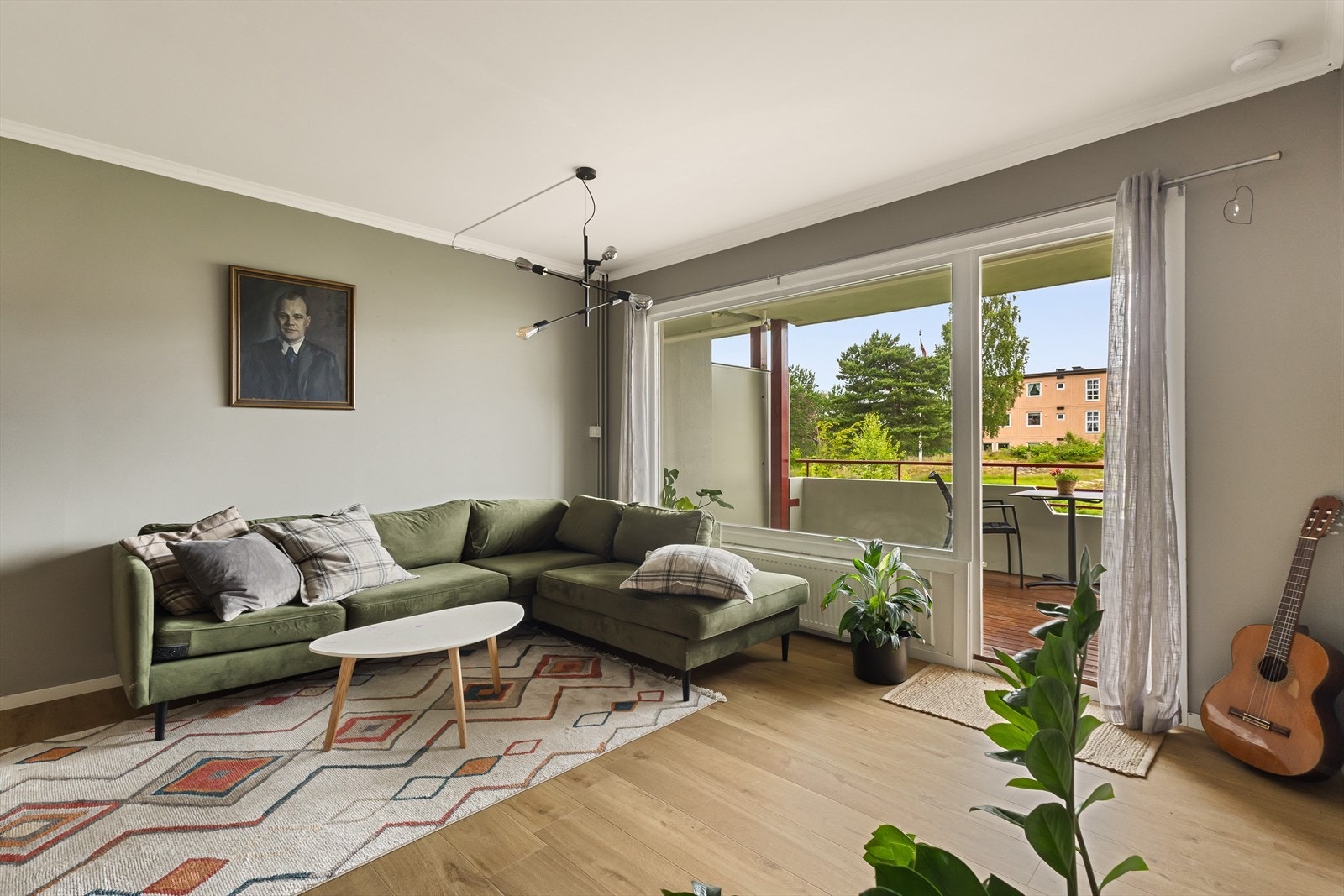 En lys 4-roms leilighet med store vindusflater Galleribilde