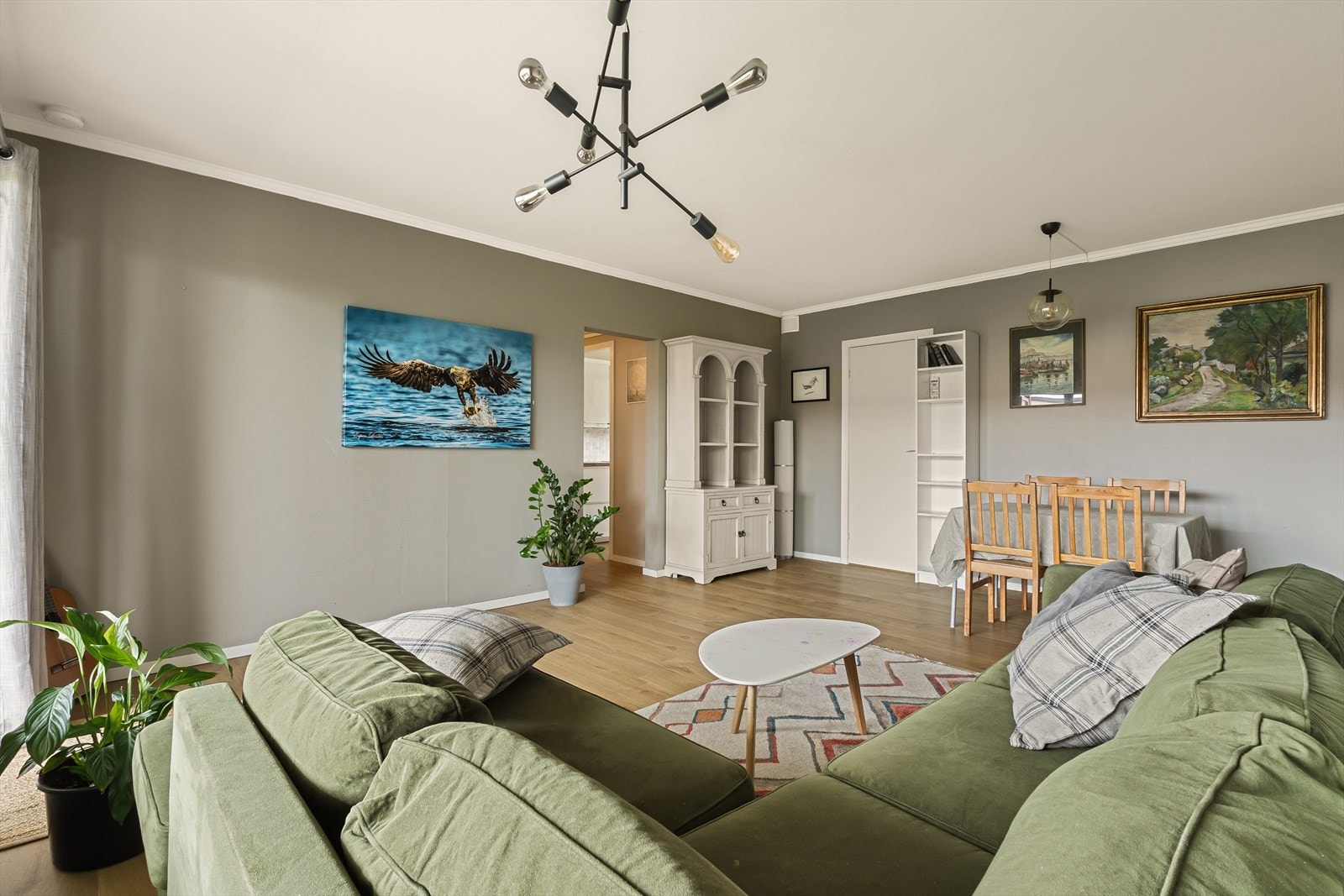 Stuen er av god størrelse og måler 22,7 m². Galleribilde