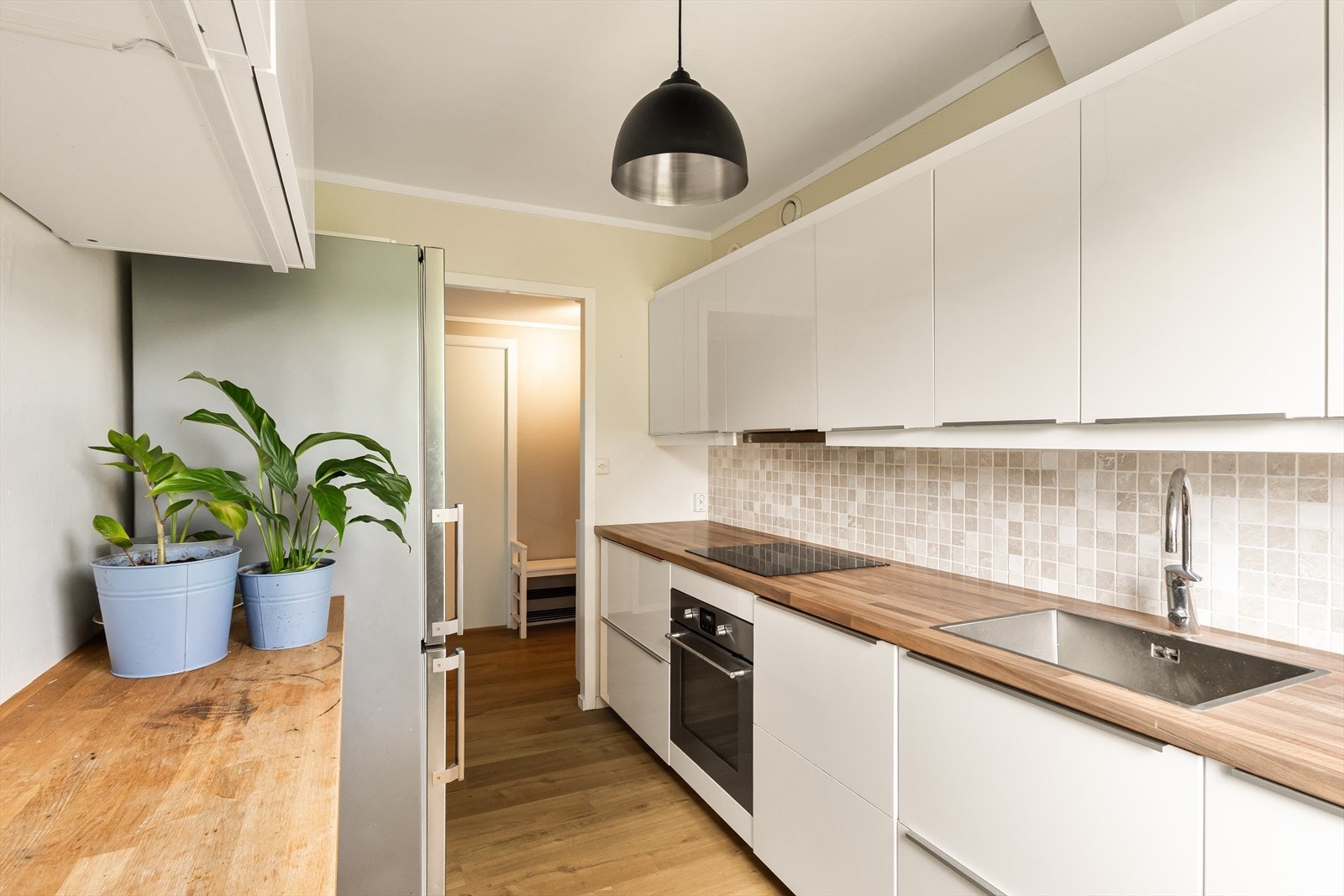 Her er det rikelig med lagringsplass i dype skuffer og overskap Galleribilde