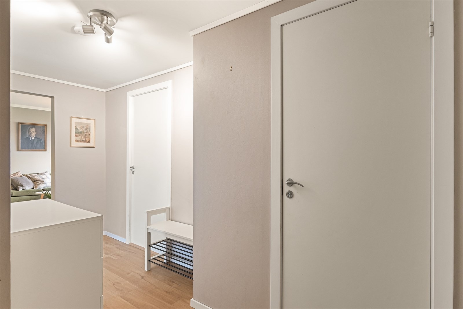 I gangen er det god plass til oppheng av yttertøy og sko Galleribilde