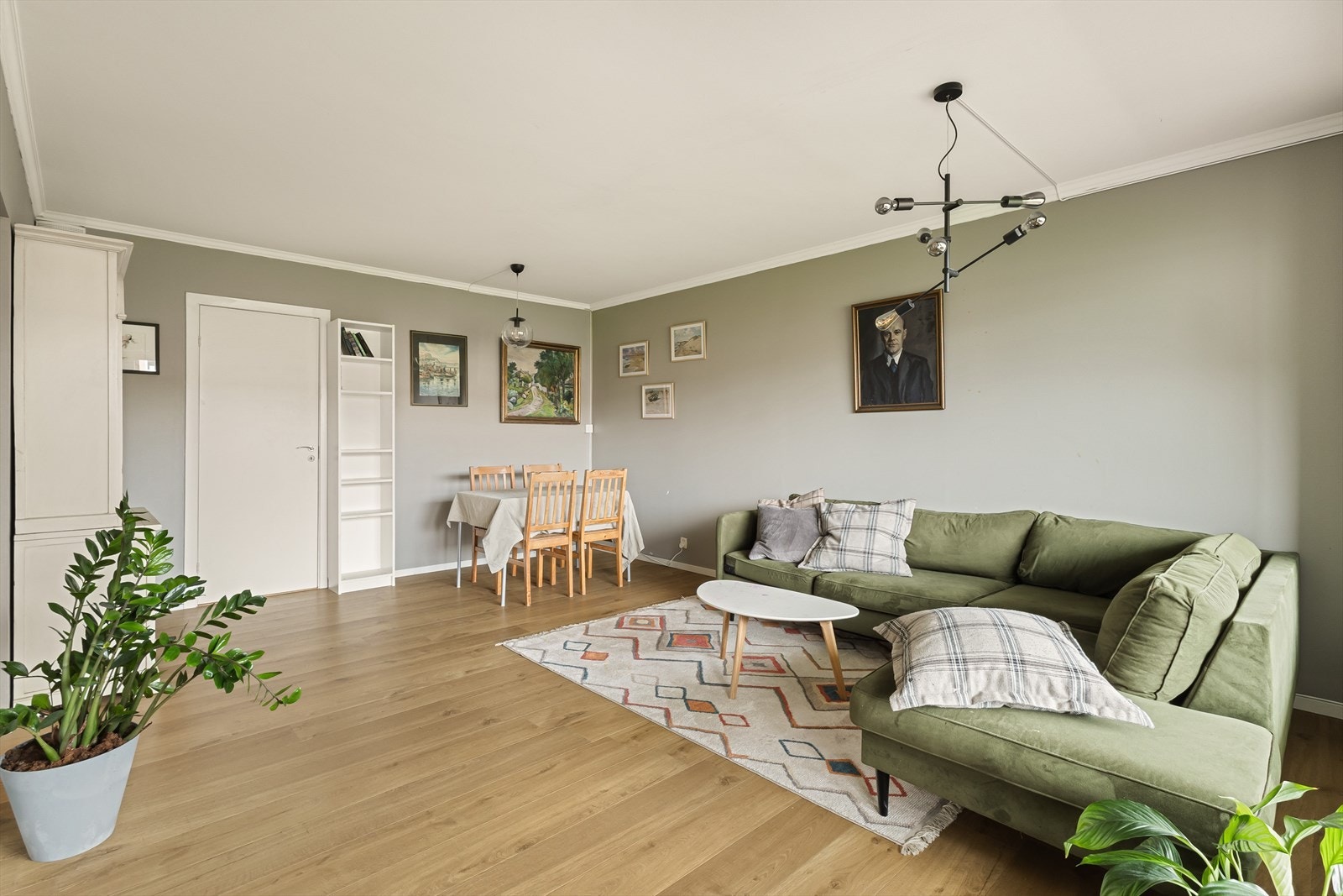 Rommets utforming gjør det enkelt å innrede i forskjellige soner. Det er god plass til et stort spisebord samt sittegruppe. Galleribilde