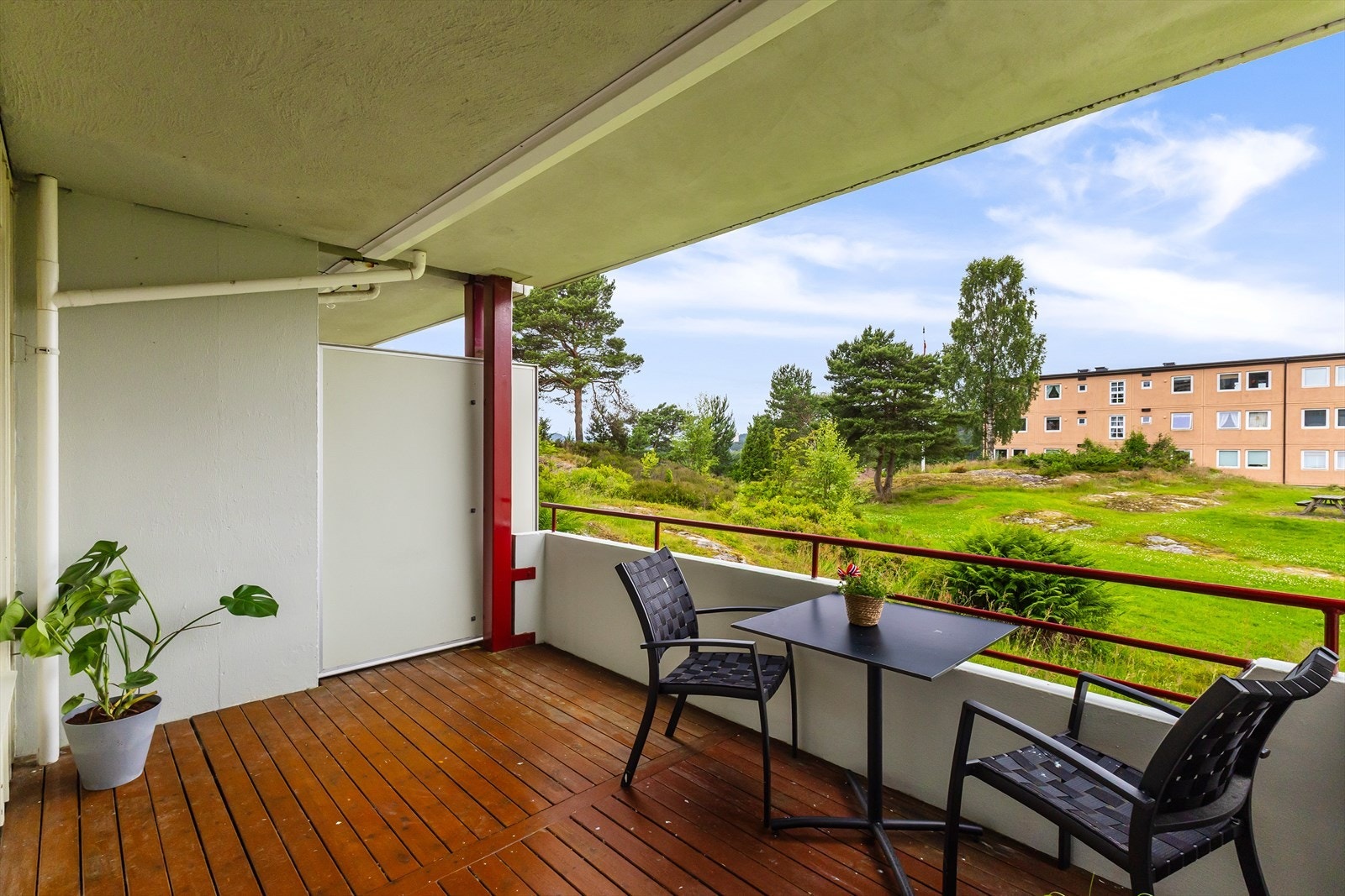 Her er det plass til å innrede med ønsket utemøblement, samt grill. Galleribilde