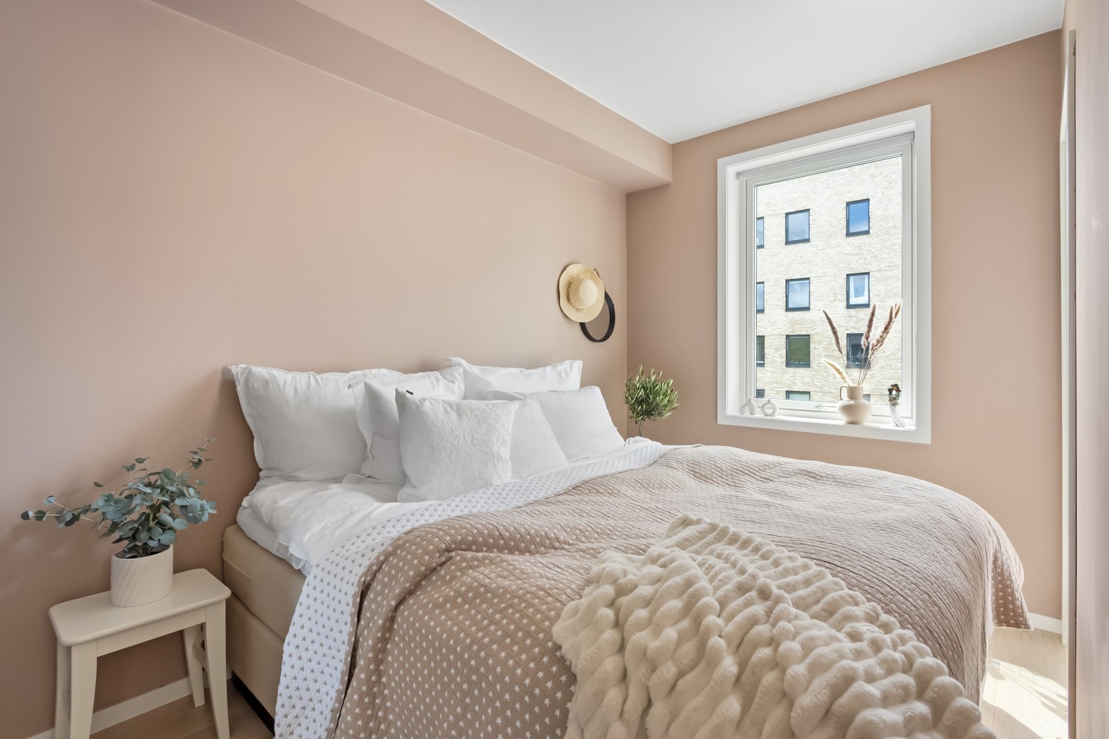 Romslig soverom med god plass til dobbeltseng Galleribilde