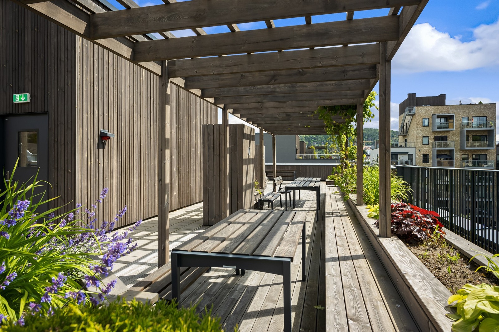 Leiligheten har tilgang til velutstyrt og flott takterrasse med fantastiske solforhold Galleribilde