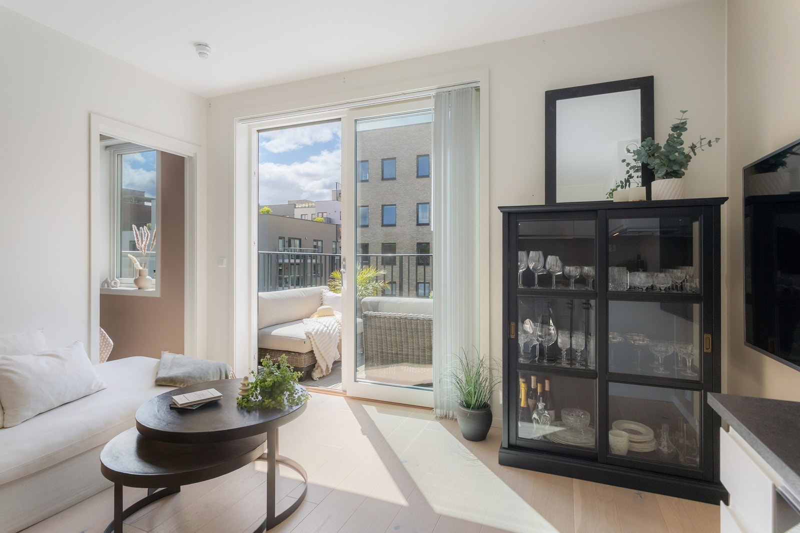 Stuen har en god romfølelse med store vindusflater og takhøyde på 2,61 meter Galleribilde