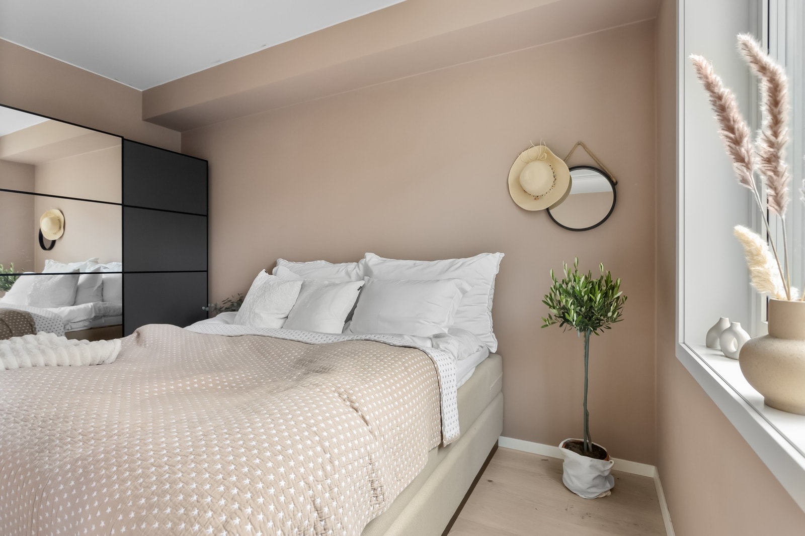 Soverommet har god plass til garderobeskap Galleribilde