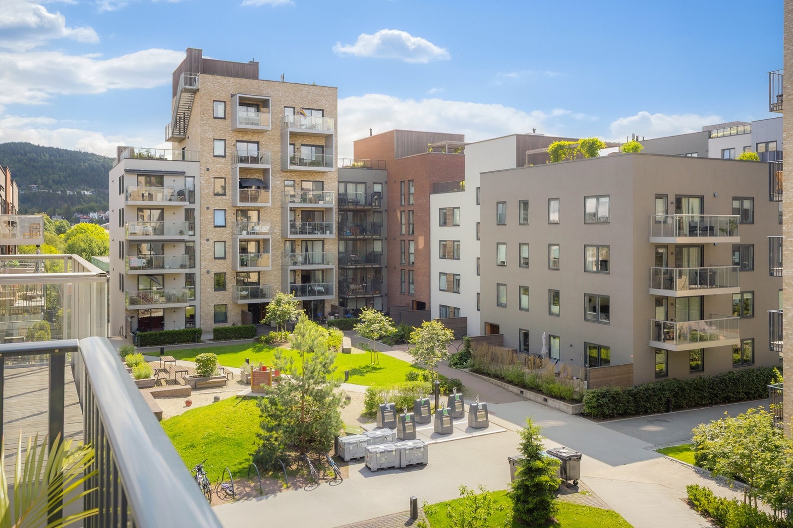 Balkongen har et hyggelig utsyn mot indre gårdsrom og Grefsenkollen Galleribilde