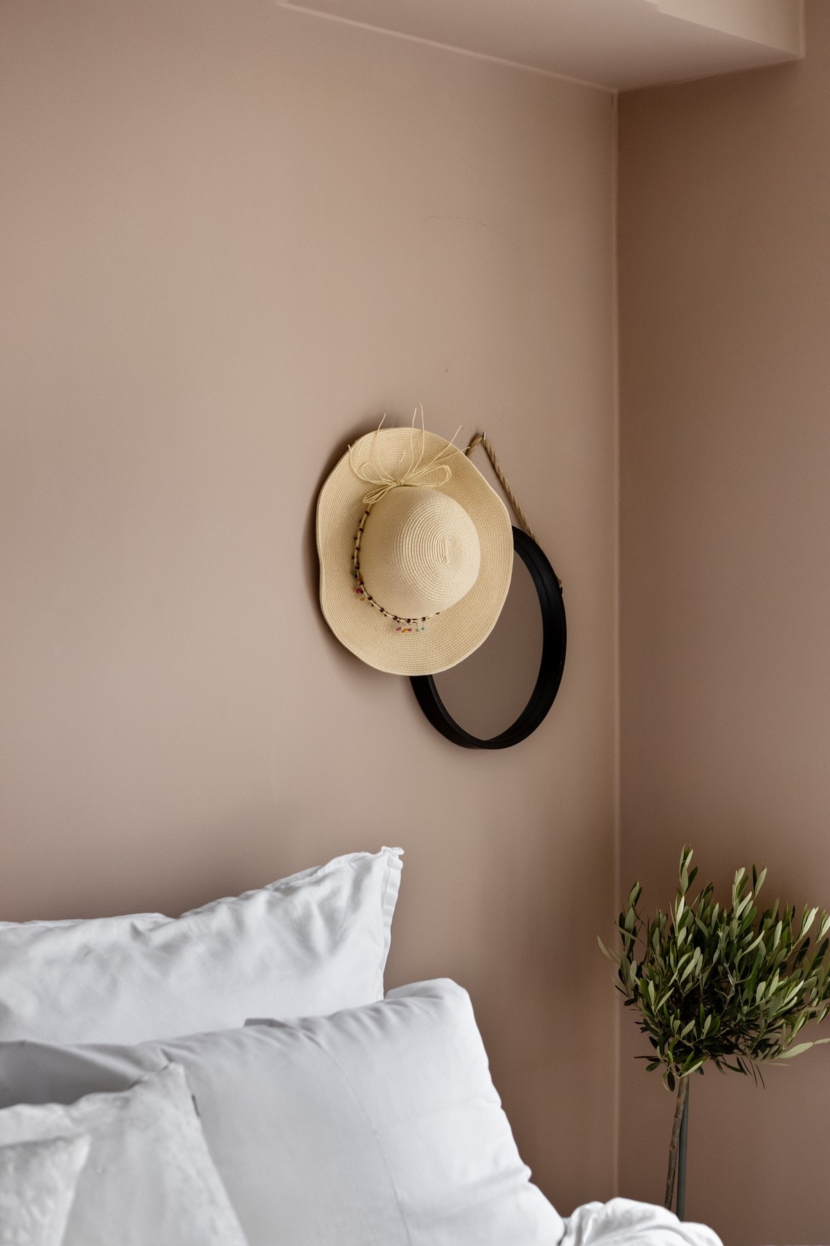 Soverommet er malt i moderne og behagelige farger Galleribilde