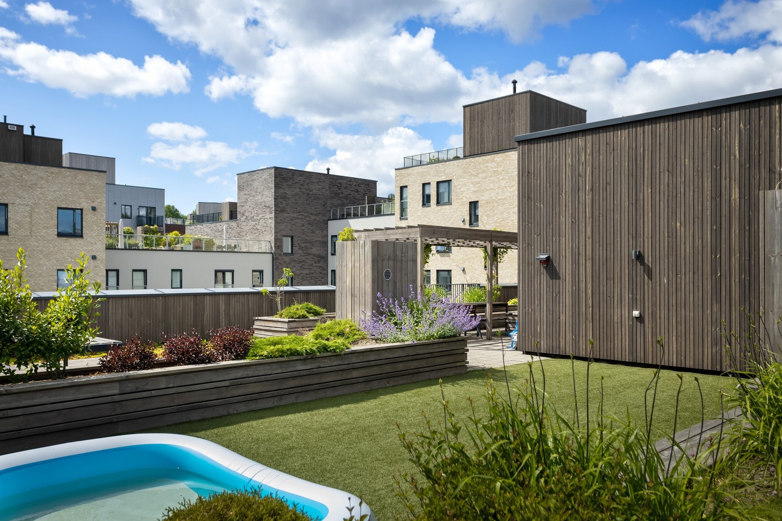 Takterrassene er pent og moderne opparbeidet Galleribilde