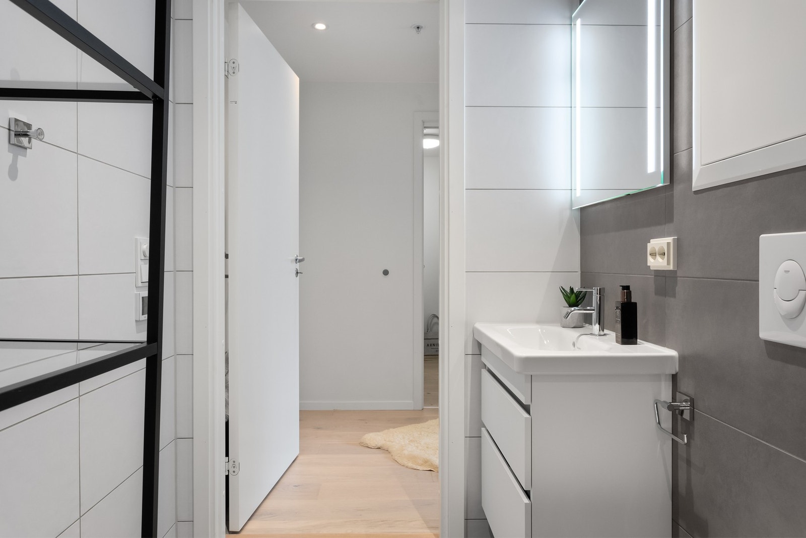 Stilrene fliser og praktisk utnyttet baderom Galleribilde