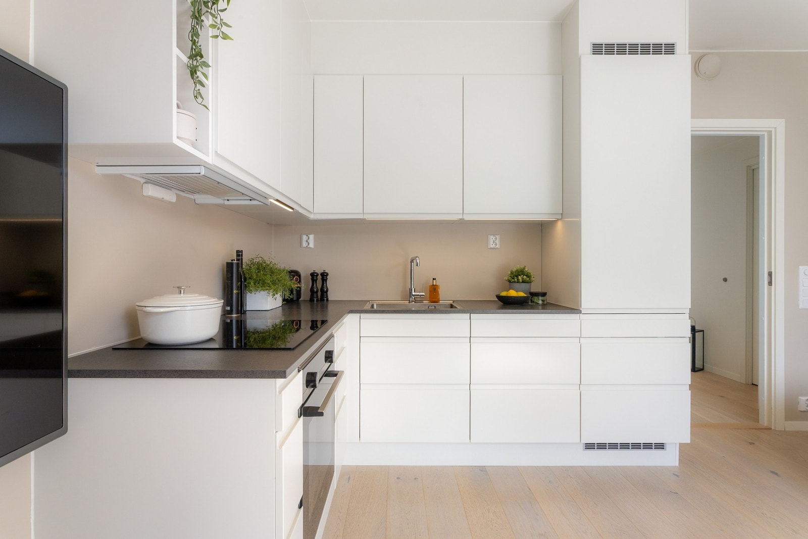 Stilrent kjøkken fra HTH med integrerte hvitevarer Galleribilde